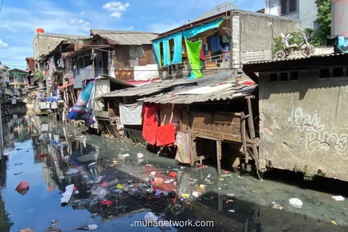 Pemprov DKI Targetkan 445 RW Kumuh Tuntas Ditata hingga 2027, Bantaran Rel Jadi Prioritas