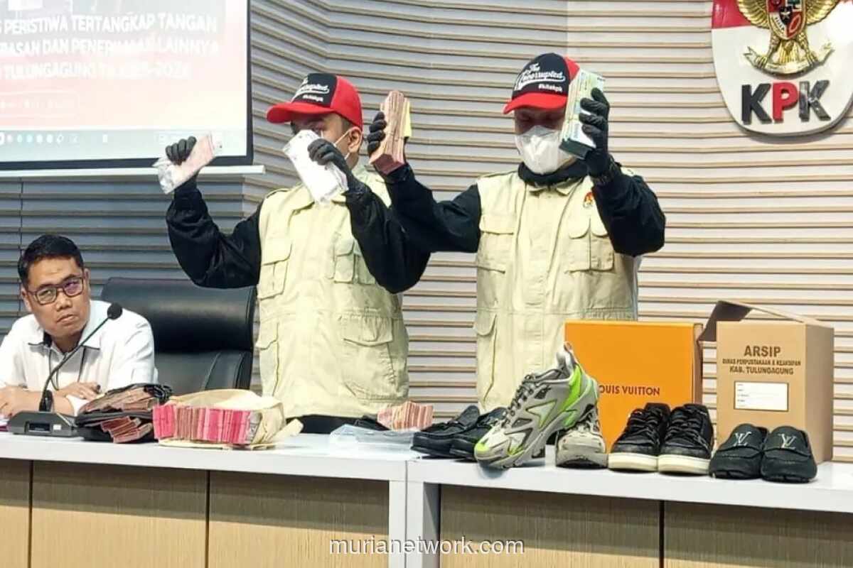 KPK Tetapkan Bupati Tulungagung Tersangka, Sita Uang Rp335 Juta dan Sepatu Louis Vuitton Rp129 Juta
