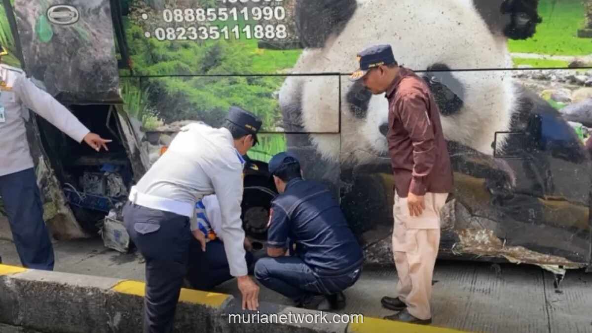 Bus Restu Terguling di Tol Jombang, 1 Tewas dan 34 Luka Diduga Akibat Ban Pecah
