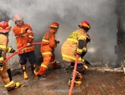 Petugas Damkar Cedera Ringan Saat Padamkan Kebakaran Asrama Polisi di Kalideres