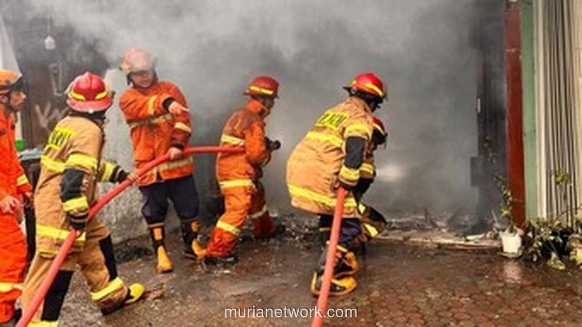 Petugas Damkar Cedera Ringan Saat Padamkan Kebakaran Asrama Polisi di Kalideres