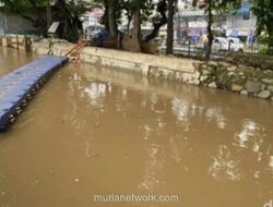 Petugas PPSU Terima SP1 Usai Buang Sampah Daun ke Kali Baru Timur