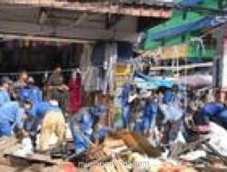 Pemkot Jakarta Barat Keruk Sedimen dan Sampah di Saluran Penghubung Kali Krukut