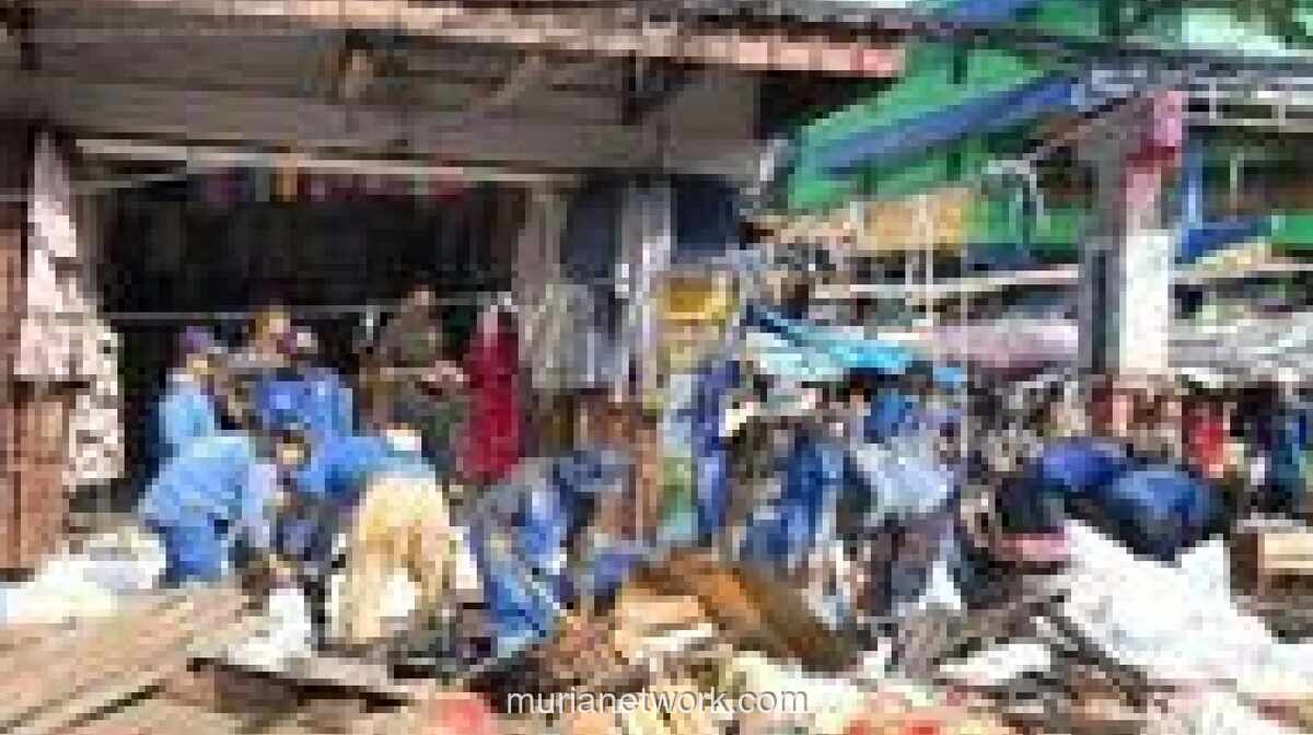 Pemkot Jakarta Barat Keruk Sedimen dan Sampah di Saluran Penghubung Kali Krukut