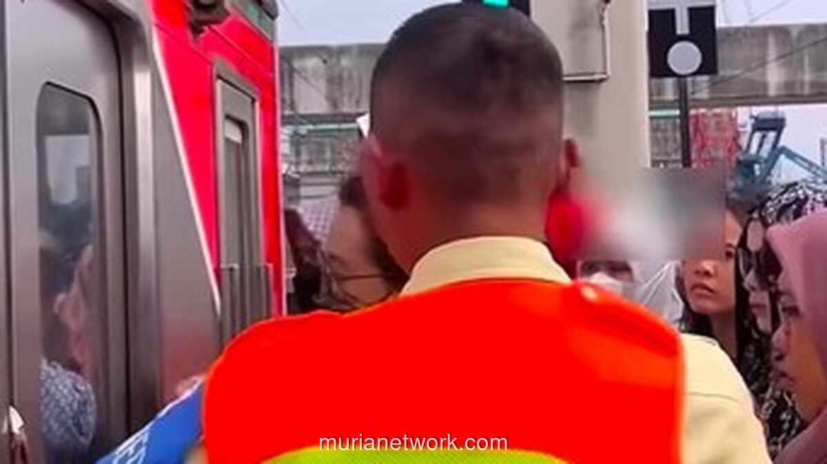 Petugas KRL Manggarai Dapat Penghargaan Usai Hadapi Penumpang Nekat Masuk Gerbong