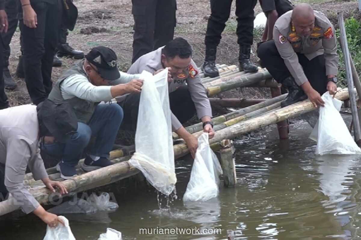 Polda Metro Jaya Tebar 37.000 Benih Ikan di Muara Gembong untuk Ketahanan Pangan