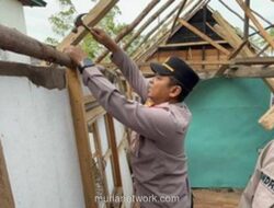 Polisi Perbaiki Rumah Lansia Korban Puting Beliung di Ogan Ilir
