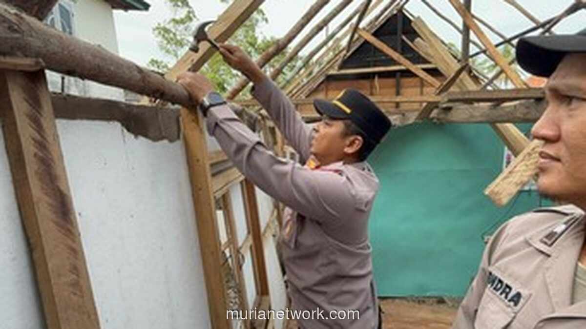 Polisi Perbaiki Rumah Lansia Korban Puting Beliung di Ogan Ilir