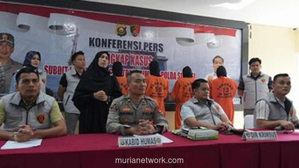 Polisi Gerebek Pabrik Miras Oplosan 20 Ribu Botol di Palembang