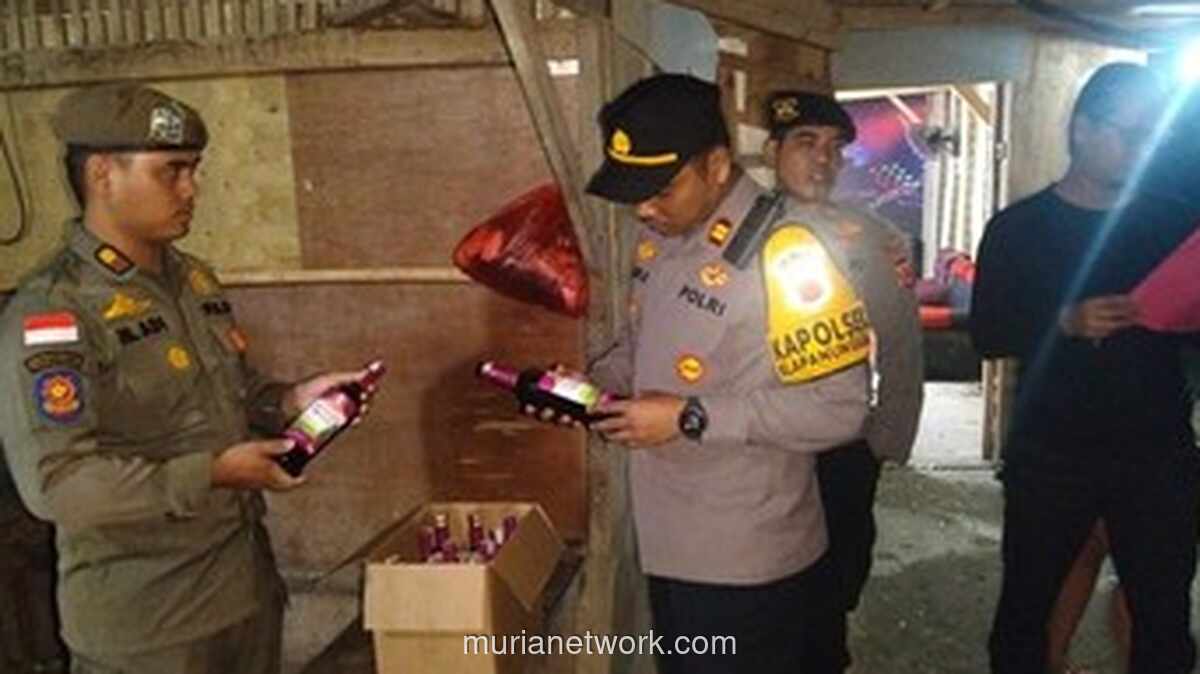 Polisi Bogor Sita Belasan Botol Miras Ilegal dalam Razia di Klapanunggal