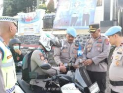 Polisi Tanah Datar Periksa Kelengkapan Kendaraan Rekannya Sendiri dalam Razia