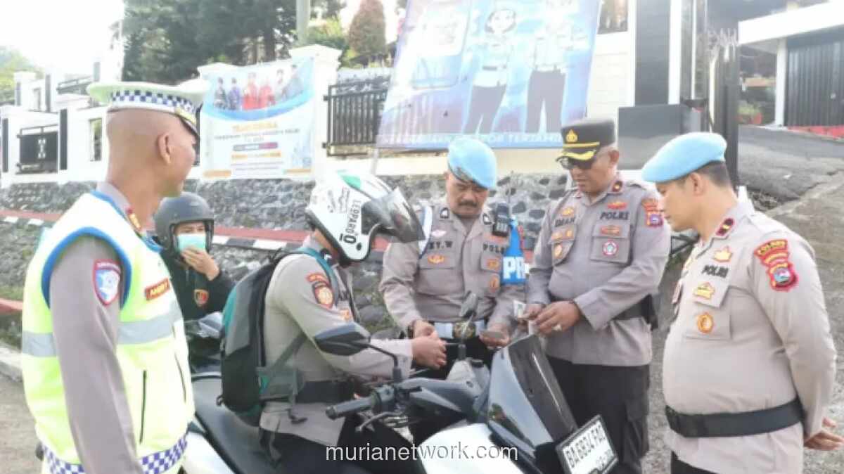 Polisi Tanah Datar Periksa Kelengkapan Kendaraan Rekannya Sendiri dalam Razia