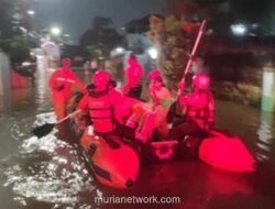 Banjir Rendam Pondok Hijau Ciputat, Evakuasi dengan Perahu Karet Berlanjut