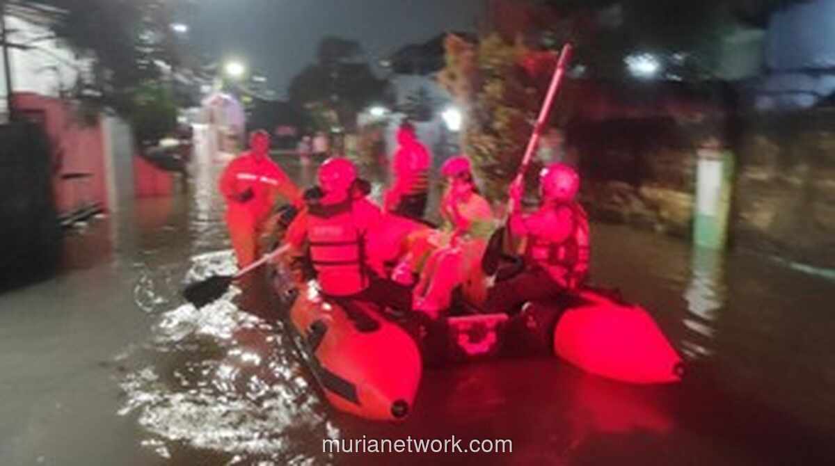 Banjir Rendam Pondok Hijau Ciputat, Evakuasi dengan Perahu Karet Berlanjut