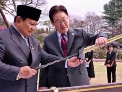 Prabowo Beri Keris dan Penjelasan Filosofis kepada Presiden Korea Selatan