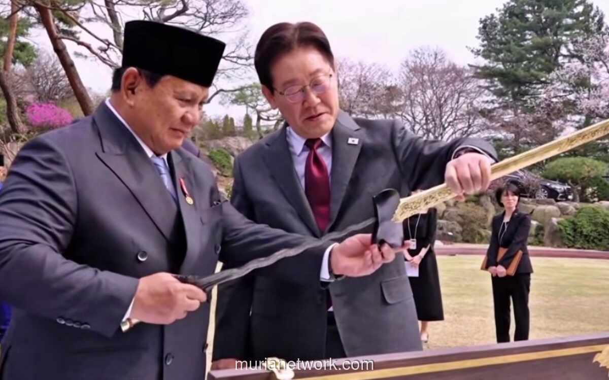 Prabowo Beri Keris dan Penjelasan Filosofis kepada Presiden Korea Selatan