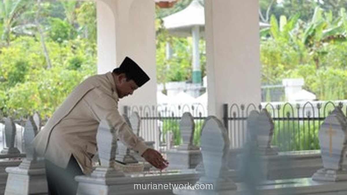 Presiden Prabowo Ziarah ke Makam Kakek Pendiri BNI di Banyumas