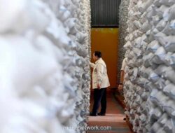 Presiden Prabowo Sidak Gudang Bulog Magelang, Pastikan Stok Beras Aman