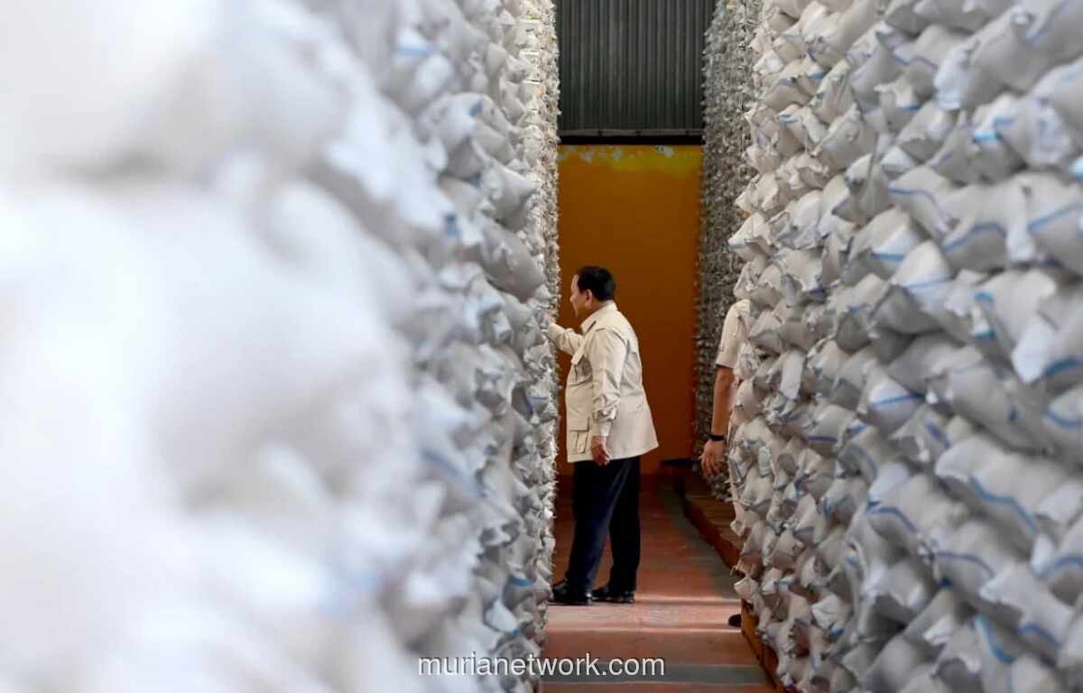 Presiden Prabowo Sidak Gudang Bulog Magelang, Pastikan Stok Beras Aman