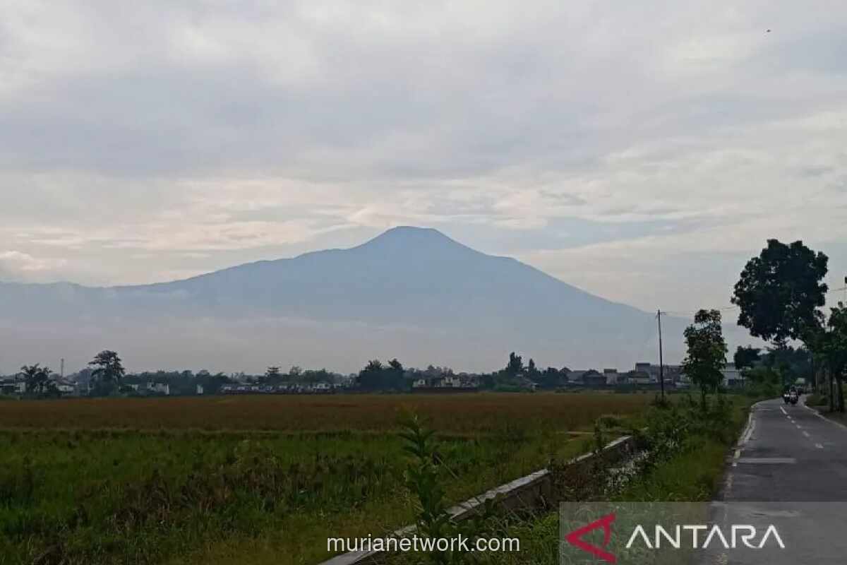 PVMBG Perluas Radius Bahaya Gunung Slamet Jadi Tiga Kilometer