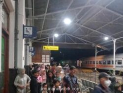KA Siliwangi Tertahan di Cianjur Akibat Banjir Rendam Rel