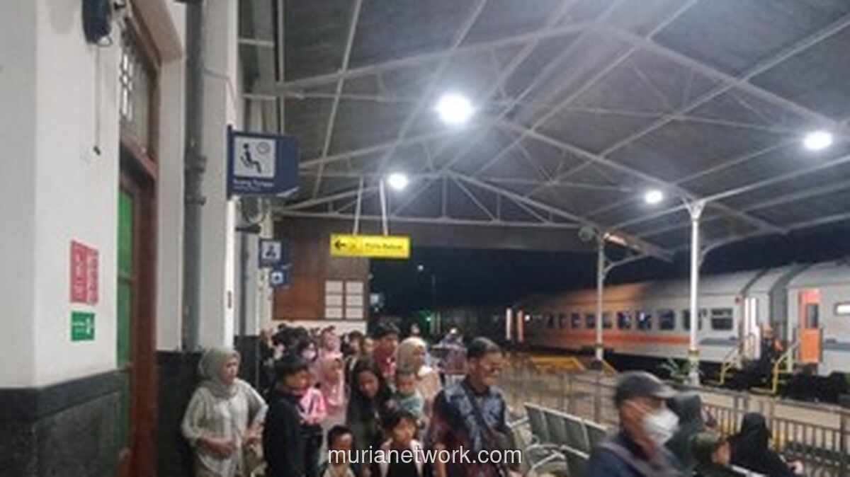 KA Siliwangi Tertahan di Cianjur Akibat Banjir Rendam Rel