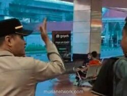 Petugas Bandara Soetta Bantu Penumpang Bingung Atas Laporan Orang Tua
