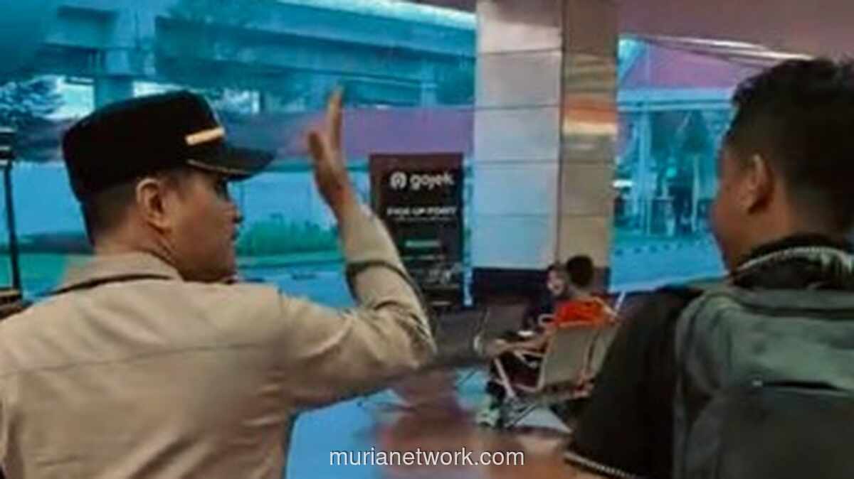 Petugas Bandara Soetta Bantu Penumpang Bingung Atas Laporan Orang Tua