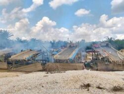 Polres Kampar Musnahkan Enam Rakit Dompeng Tambang Emas Ilegal di Sungai Singingi