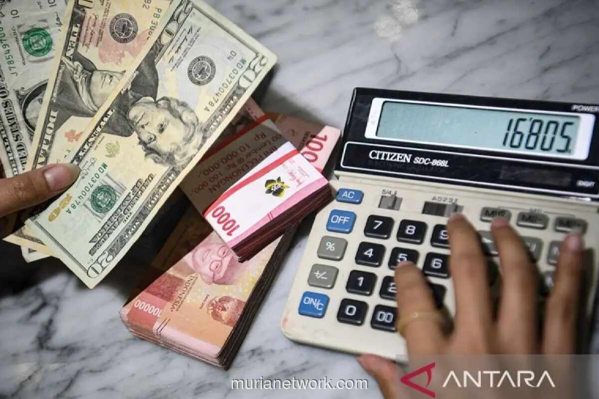 Ekonom: Ketegangan Timur Tengah dan Sinyal The Fed Tekan Rupiah