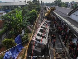 Gerbong Wanita KRL Ringsek Parah Akibat Tabrakan dengan Argo Bromo, Dievakuasi dan Terbaring di Tepi Rel