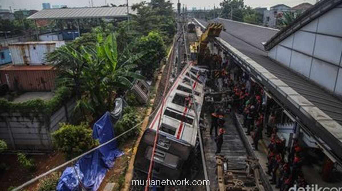 Gerbong Wanita KRL Ringsek Parah Akibat Tabrakan dengan Argo Bromo, Dievakuasi dan Terbaring di Tepi Rel