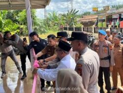Kapolres Banyuasin Sambang Kamtibmas dan Salurkan Bansos di Air Kumbang