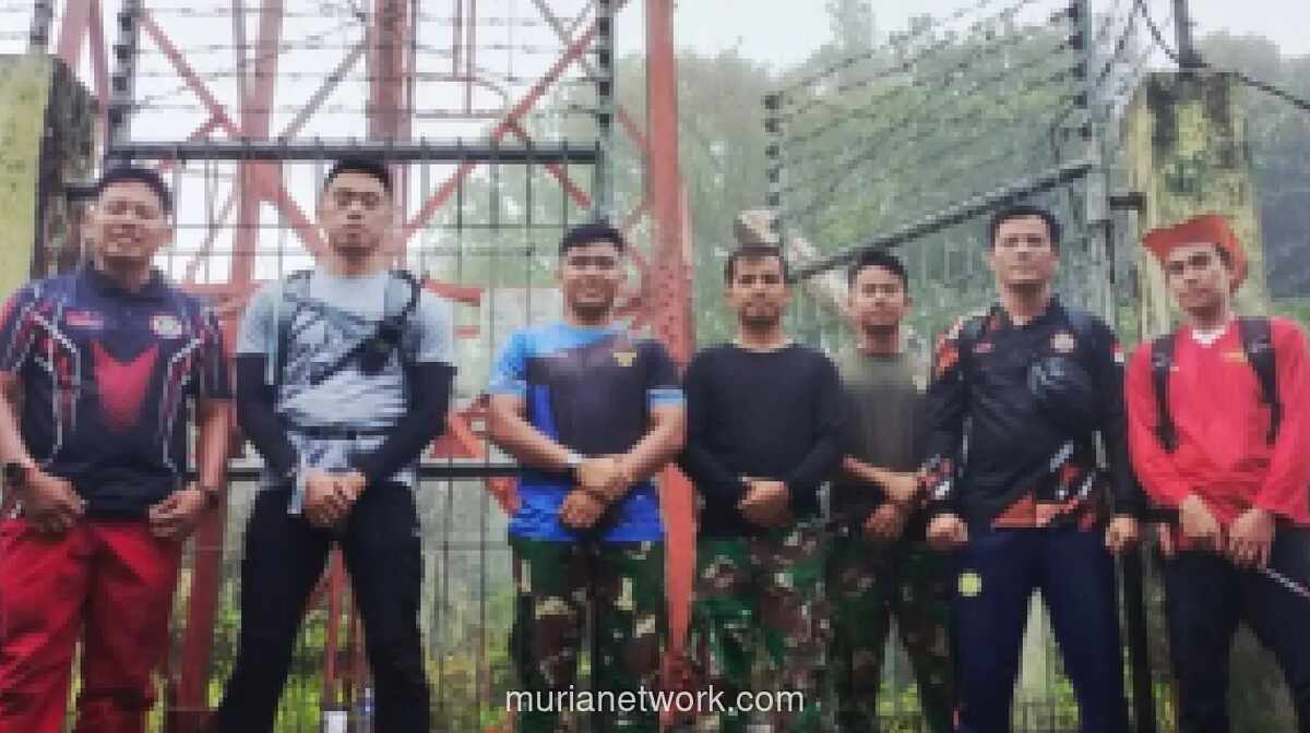 Tim SAR Natuna Uji Repeater di Puncak Gunung Ranai untuk Pastikan Sistem Komunikasi Darurat