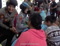 Polwan Polda Metro Jaya Gelar Edukasi dan Bagi Sembako dalam Peringatan Hari Kartini