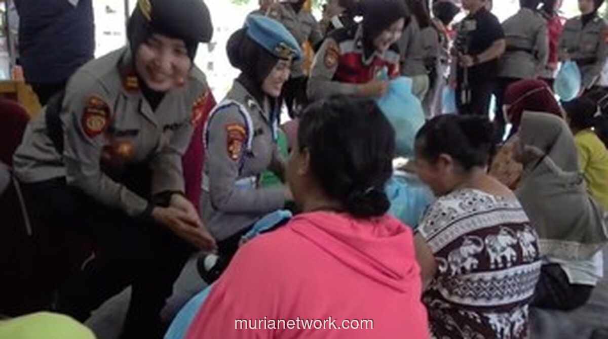 Polwan Polda Metro Jaya Gelar Edukasi dan Bagi Sembako dalam Peringatan Hari Kartini