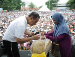 Mentan Amran Beri Bantuan Langsung Rp20 Juta ke Pedagang Kerupuk di Bone