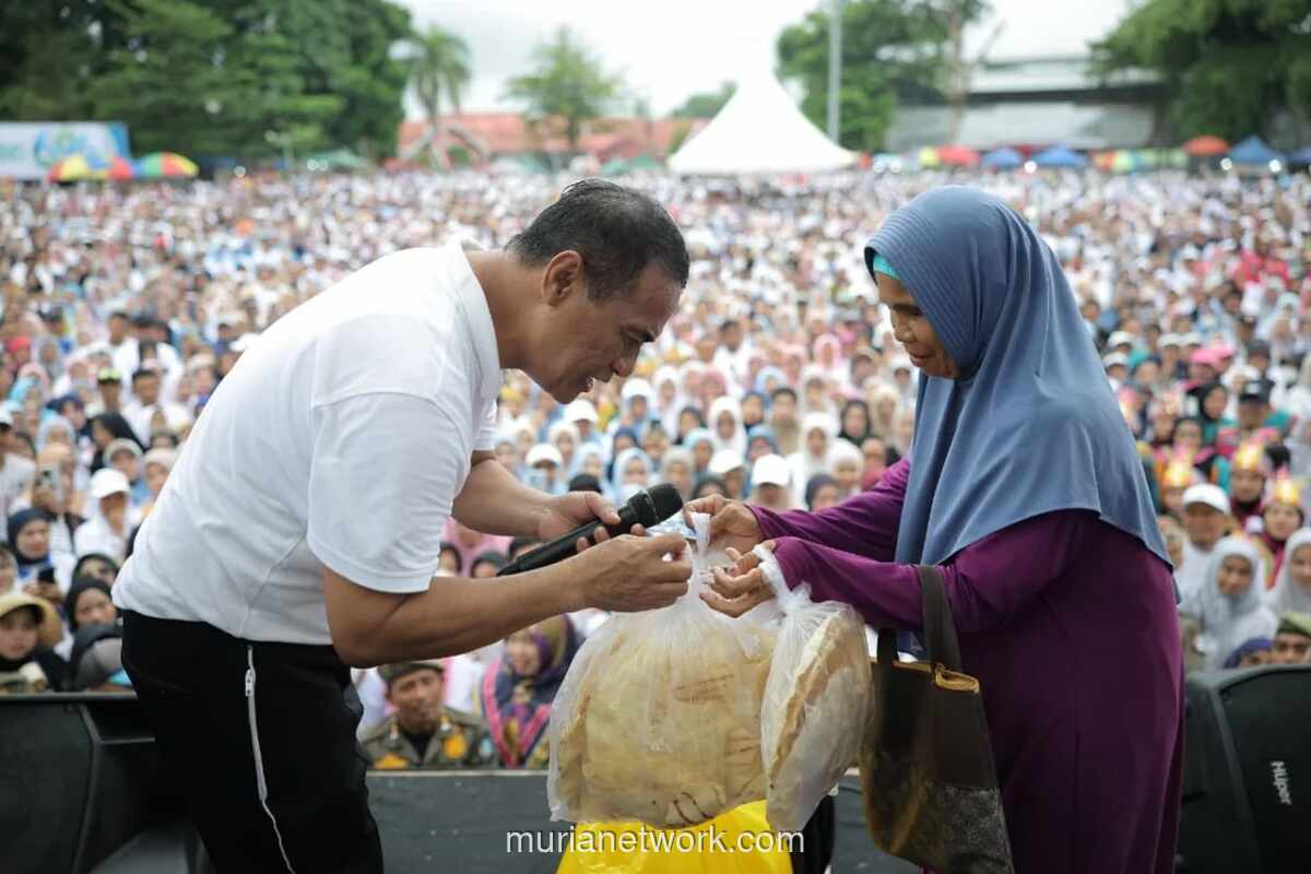 Mentan Amran Beri Bantuan Langsung Rp20 Juta ke Pedagang Kerupuk di Bone