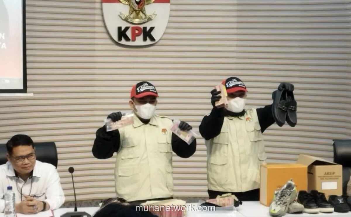 KPK Sita Sepatu Louis Vuitton Rp 129 Juta dalam OTT Bupati Tulungagung