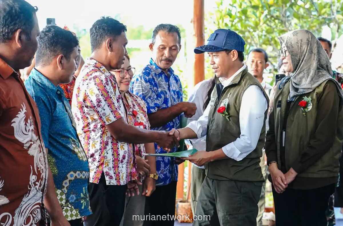 Menhut Serahkan SK Perhutanan Sosial untuk 1.742 Hektare di Sulawesi Utara