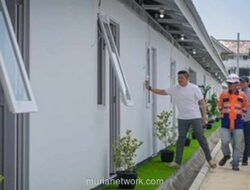 Sekretaris Kabinet Teddy Tinjau Langsung Pembangunan Huntara Warga Bantaran Rel Pasar Senen