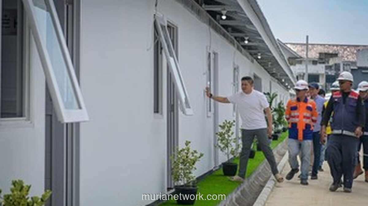 Sekretaris Kabinet Teddy Tinjau Langsung Pembangunan Huntara Warga Bantaran Rel Pasar Senen