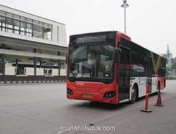 Bus Transjakarta Dihadang Massa saat Evakuasi Penumpang KRL di Bekasi