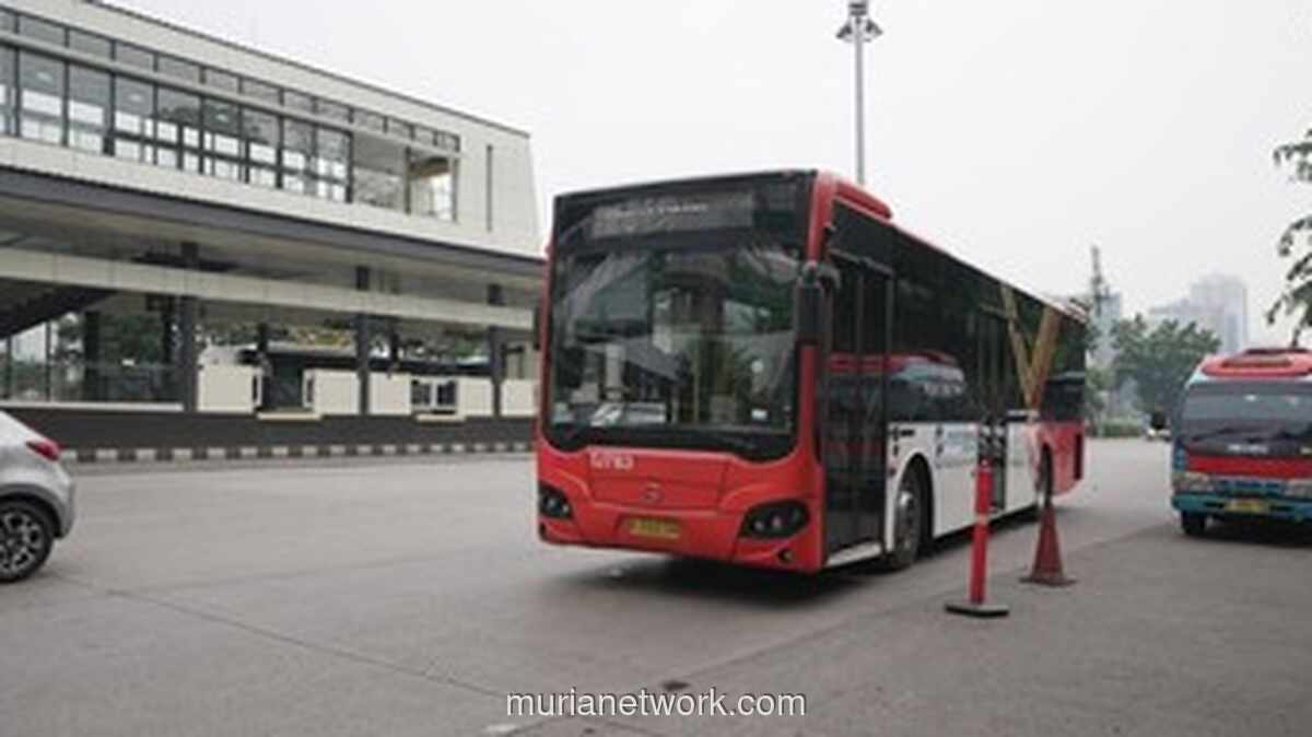 Bus Transjakarta Dihadang Massa saat Evakuasi Penumpang KRL di Bekasi