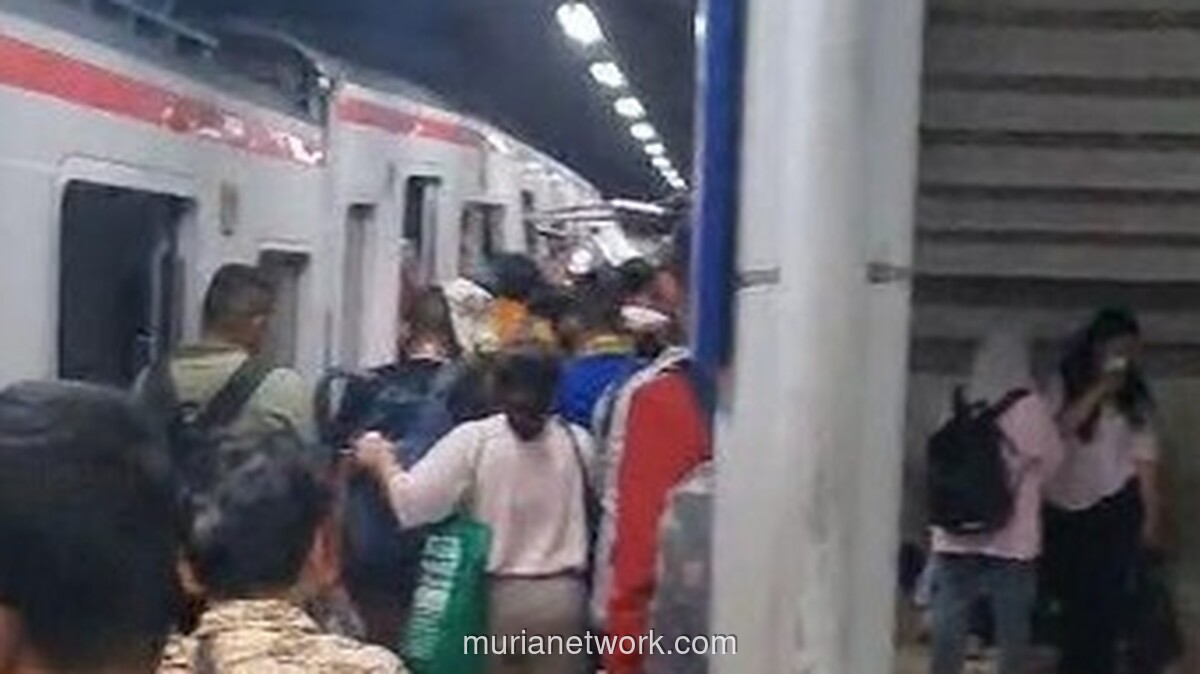 KRL Tertabrak Kereta Jarak Jauh di Stasiun Bekasi Timur, Penumpang Panik dan Berlarian