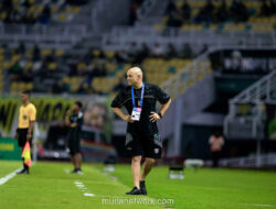 Pelatih Persebaya Kagumi Atmosfer SUGBK Meski Timnya Dibantai Persija
