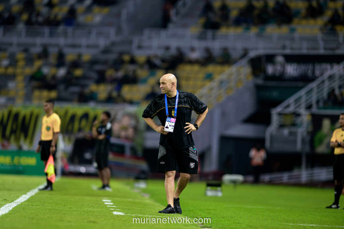 Pelatih Persebaya Kagumi Atmosfer SUGBK Meski Timnya Dibantai Persija