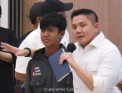 Tangis Haru Calon Siswa Sekolah Rakyat Pecah di Pundak Seskab Teddy