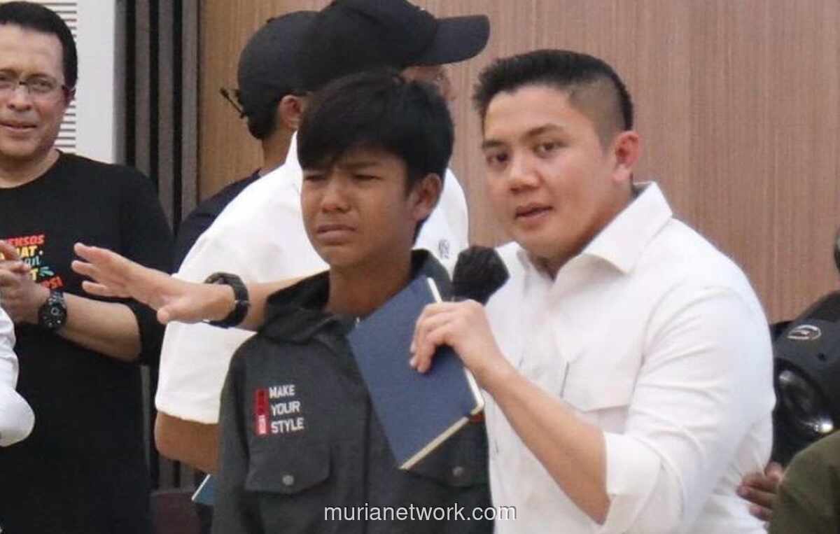 Tangis Haru Calon Siswa Sekolah Rakyat Pecah di Pundak Seskab Teddy