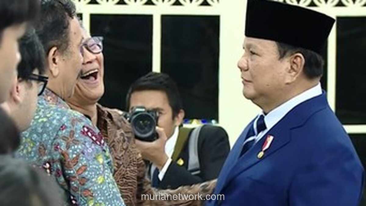 Rocky Gerung Hadir dan Ngobrol Santai dengan Prabowo Usai Pelantikan Enam Pejabat Baru